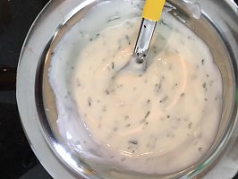 Perfekter Dipp aus Joghurt und Gewürzen