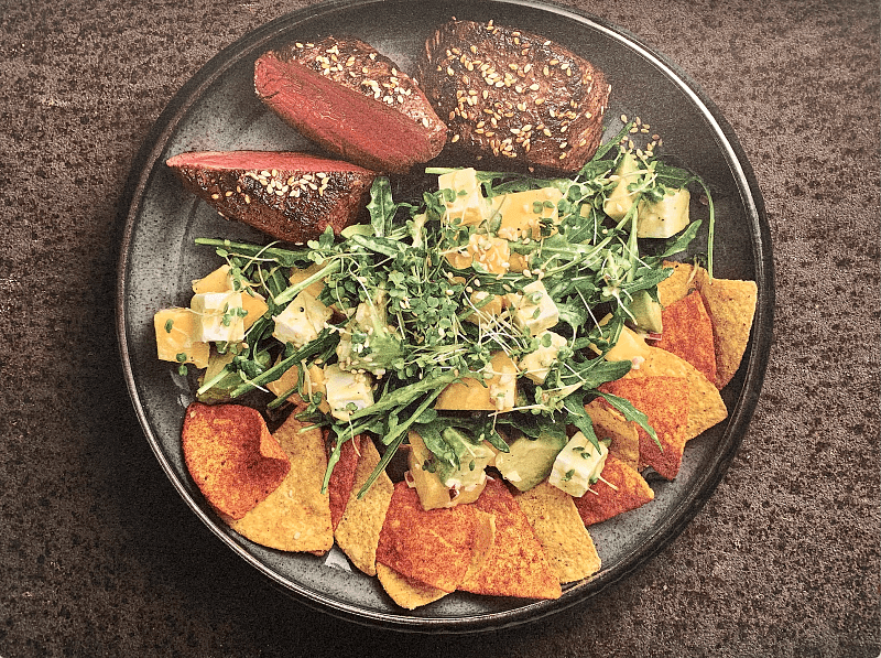 Damwildsteak mit Mango - Rucola- Salat und Nachos